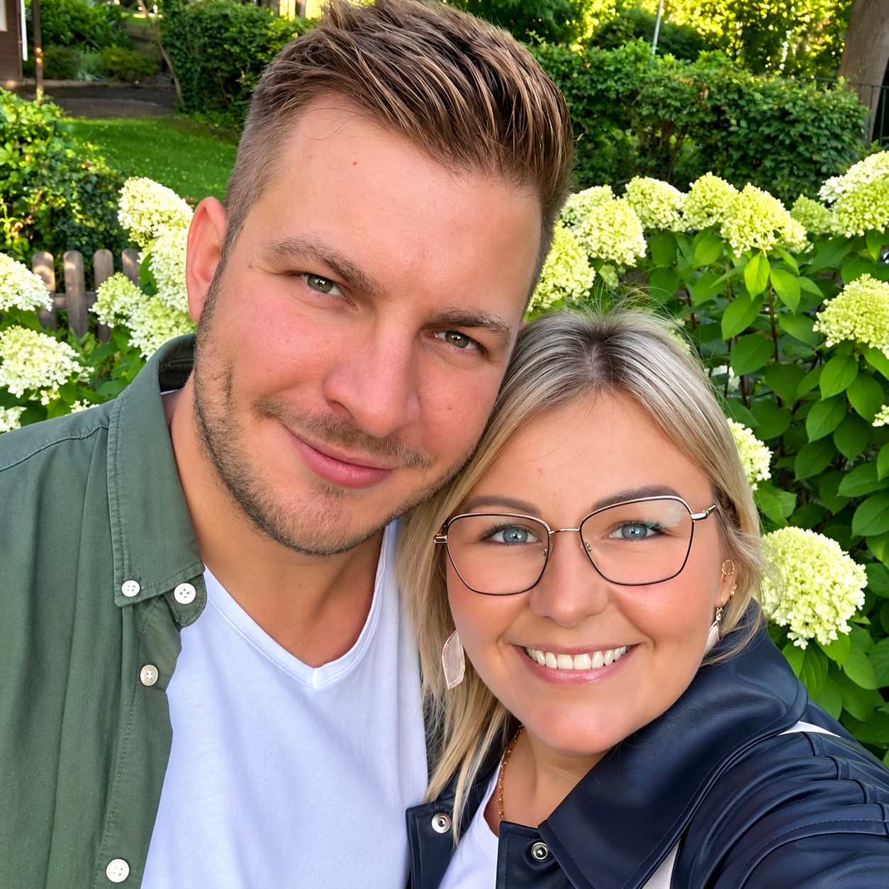 Michelle und Florian gemeinsam im Grünen